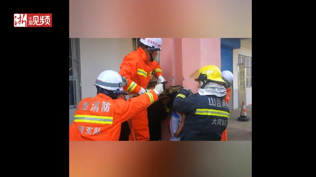 小学生被卡两根承重柱中间 网友：消防员面临的任务越来越艰巨了