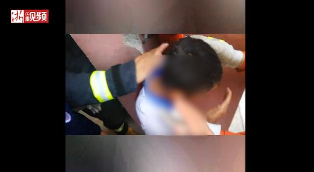 小学生被卡两根承重柱中间 网友：消防员面临的任务越来越艰巨了